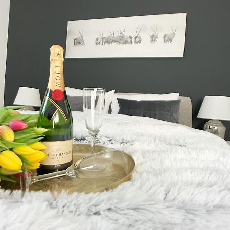 M-Style 01 Apartment Mit Terrasse Und Gasgrill, 24H Self-Check-In, Free Parking, Netflix Neurenberg Buitenkant foto