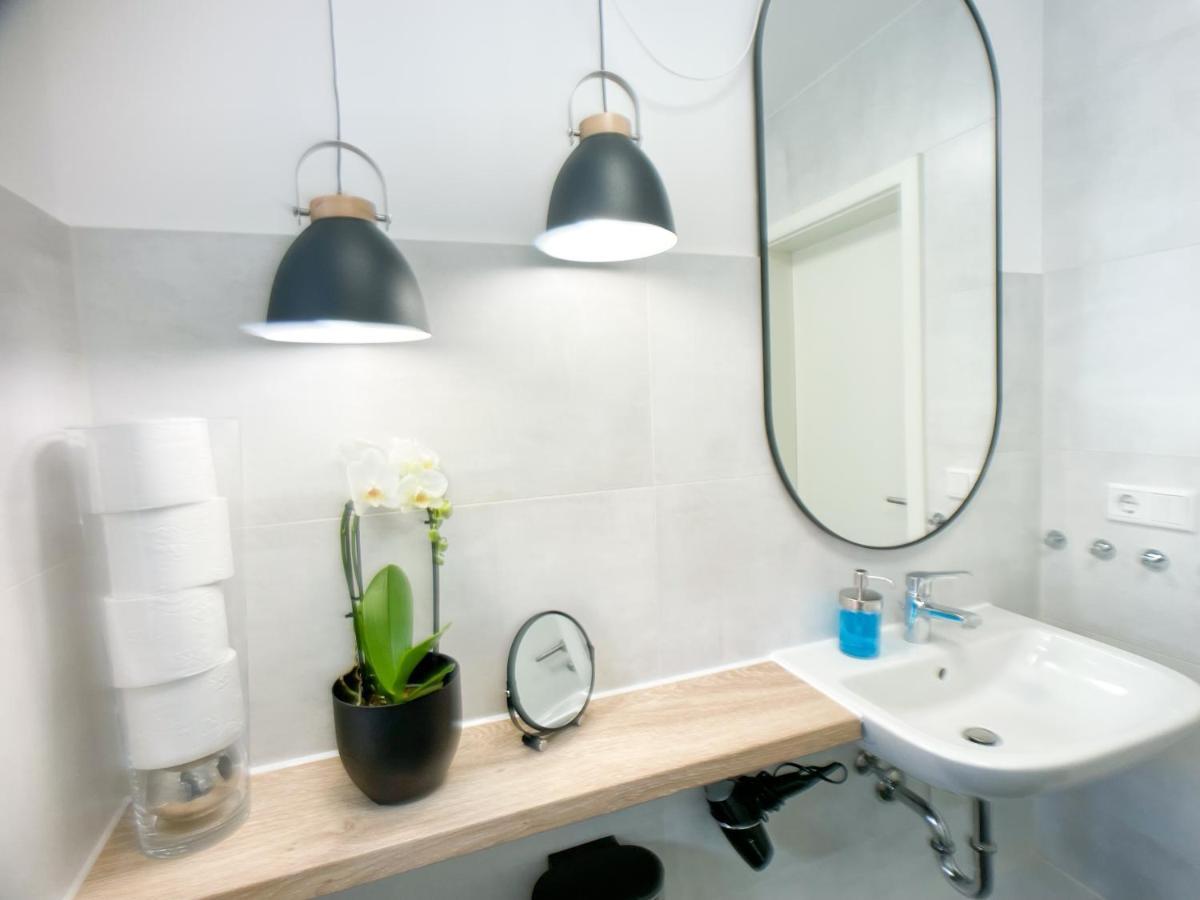 M-Style 01 Apartment Mit Terrasse Und Gasgrill, 24H Self-Check-In, Free Parking, Netflix Neurenberg Buitenkant foto